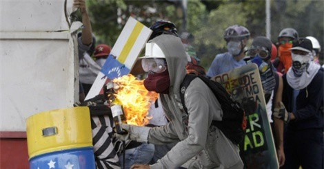 Mỹ dọa dùng vũ lực và trừng phạt Venezuela, Nga "nổi đóa"