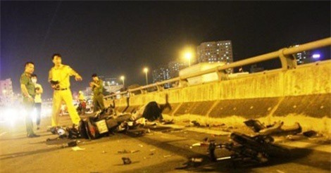 Tông trực diện vào ôtô, nam thanh niên điều khiển xe máy chết thảm