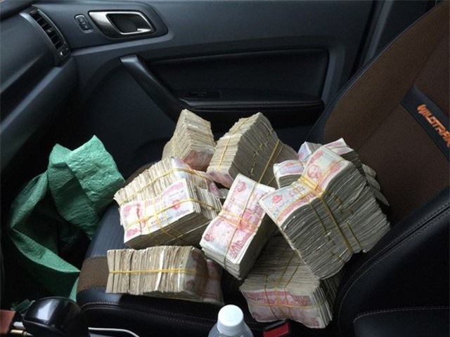 Trạm thu phí Cai Lậy: Tài xế vẫn chuẩn bị tiền lẻ mua vé