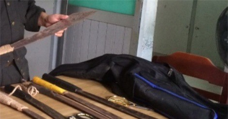 "Đại ca giang hồ" khét tiếng Cần Thơ trả tiền chơi game bằng dao