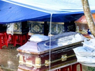 Tang thương bao trùm xóm nghèo sau vụ nổ kinh hoàng 6 người tử vong