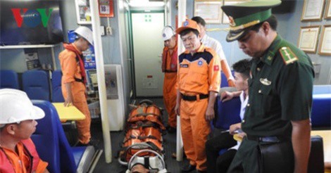 Xuyên đêm cấp cứu 2 ngư dân gặp nạn trên biển