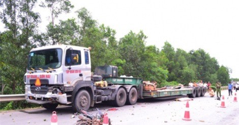 Con gái gào khóc bên thi thể cha sau tai nạn kinh hoàng