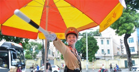 Công việc "dầm mưa, dãi nắng" của nữ CSGT Hà Nội