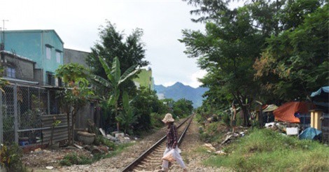 Đi bộ qua đường sắt, người đàn ông bị tàu hỏa tông chết thảm
