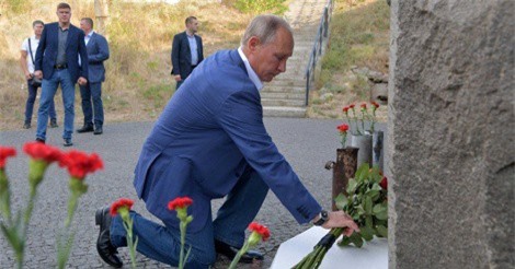 Tổng thống Nga Vladimir Putin rơi lệ khi đến Sevastopol