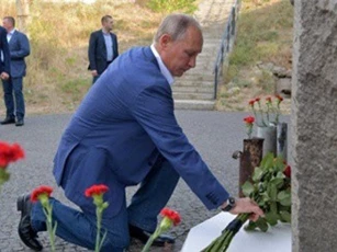 Tổng thống Nga Vladimir Putin rơi lệ khi đến Sevastopol