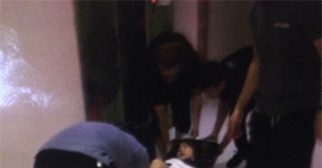 Mắc kẹt trong thang máy tầng 26, đôi nam nữ nhập viện 