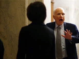 McCain bị tố không đếm xỉa tới những bài học lịch sử