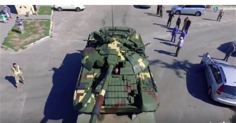 Tổng thống Ukraine Poroshenko ngợi ca xe tăng T-72A 