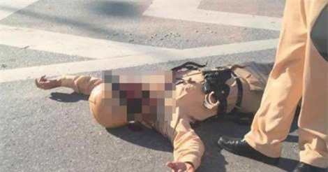 Vi phạm giao thông, tài xế xe máy tông CSGT nhập viện