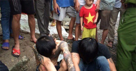 Chủ quán cơm nhanh trí bắt 2 kẻ cướp taxi manh động 