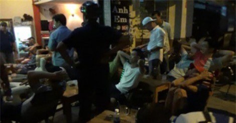 Đột kích quán cà phê, triệt phá đường dây cá độ bóng đá qua mạng