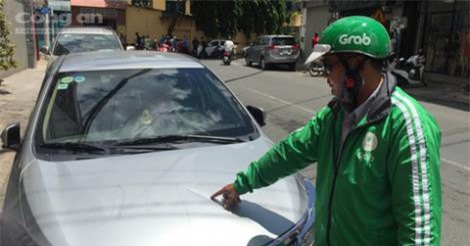 Gần 10 ô tô Grab đậu trên đường bị đập phá ở Sài Gòn 
