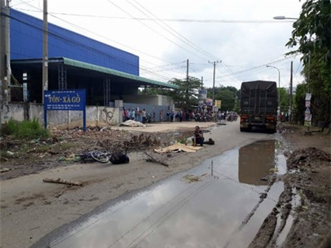 Sụt vào ổ gà té ngã, nữ sinh lớp 12 bị container cán chết thương tâm