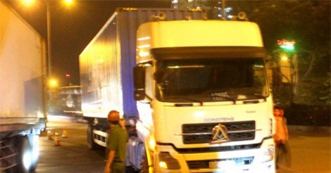 Xe đầu kéo cuốn xe máy vào gầm, nam thanh niên chết thảm