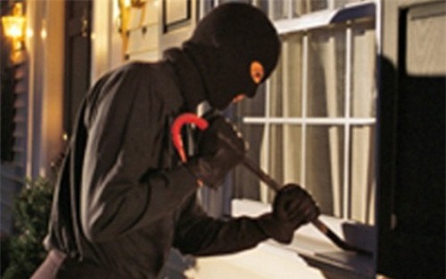 Đâm thủng bụng công an xã, tên trộm đưa nạn nhân đi cấp cứu rồi bỏ trốn