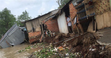 Sạt lở kinh hoàng trên sông Hậu, nhiều nhà dân bị "nuốt chửng"