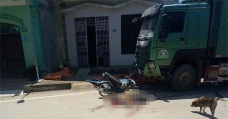 Xe máy đối đầu kinh hoàng xe tải, 2 người tử vong tại chỗ