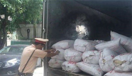 CSGT bắt xe tải chở 4,5 tấn mỡ bốc mùi hôi thối đang trên đường tiêu thụ