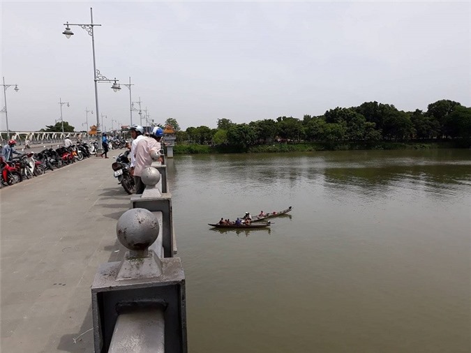 Gia đình bất lực nhìn con trai gieo mình xuống sông Hương