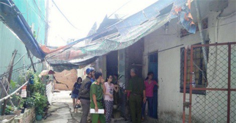 Thanh sắt 10m đâm thẳng vào nhà, 2 mẹ con thoát chết