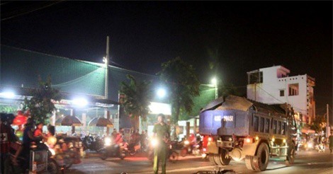 Va chạm với xe tải chở đất, người phụ nữ chết thảm