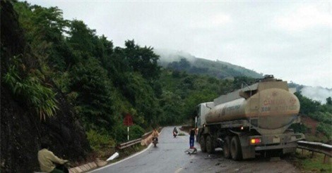 Xe tải va chạm kinh hoàng với xe bồn, 2 người nguy kịch