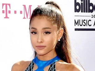 Ariana Grande hủy show khiến dư luận “dậy sóng”