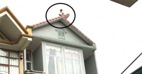 Cố thủ trên nóc nhà 8 giờ, người đàn ông nhảy xuống đất tử vong