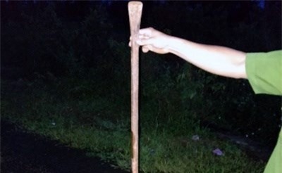 Nam thanh niên say rượu vác xà beng tấn công CSGT