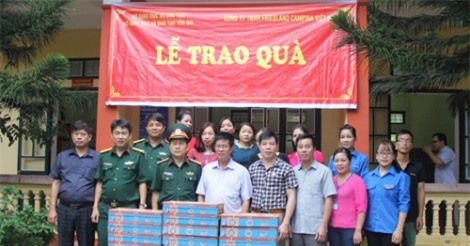 Trao tặng 30 tấn sữa cho các trường học trong vùng mưa lũ