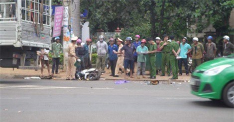 Va chạm với xe tải, bà bầu 3 tháng tử vong tại chỗ