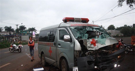Xe cấp cứu gây tai nạn trong đêm, 1 người chết, 1 người nguy kịch