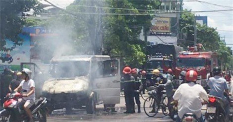 Xe khách bốc cháy trơ khung, 6 người may mắn thoát nạn