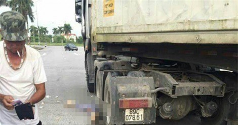 Ngã vào gầm xe container, người phụ nữ đi xe đạp chết thảm