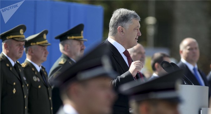 Poroshenko giải thích việc quân NATO diễu binh tại Ukraine