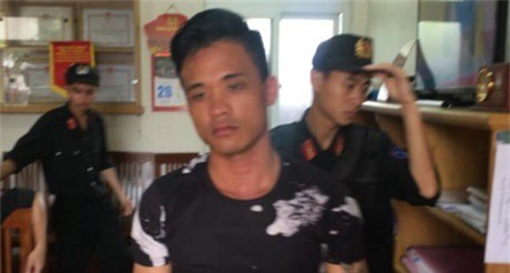 Quá trình truy đuổi lái xe lao thẳng vào cảnh sát ở Quảng Ninh