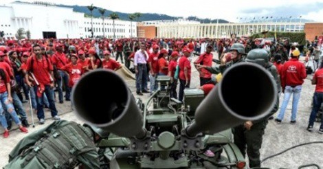 Thách thức Mỹ, quân đội Venezuela dạy dân bắn súng, nã tên lửa