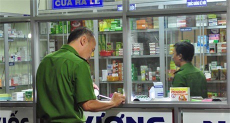 Thanh niên bịt mặt xông vào tiệm thuốc đâm chết cô gái