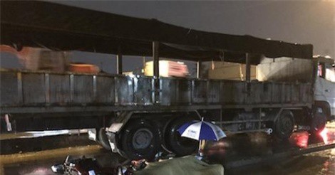 Trượt ngã trên đường, nữ sinh bị xe tải cán tử vong