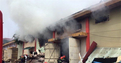 Cháy dữ dội ở kho hàng, lính cứu hỏa hút nước sông Hồng dập lửa