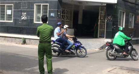 Cô gái đau đớn chứng kiến chồng sắp cưới bị đâm chết