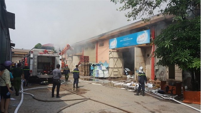 Hiện trường vụ cháy kho hàng ở cảng Hà Nội