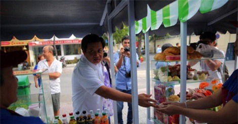 Phố hàng rong ở TP. HCM: Ông Đoàn Ngọc Hải tặng quà tiểu thương 