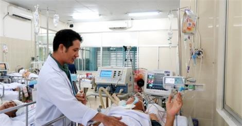 Bị cây phượng đổ trúng người, Trưởng khoa Nhi BV Tiền Giang nguy kịch