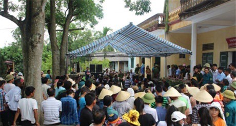 Thanh Hóa: Dân phản đối kịch liệt, huyện hoãn sáp nhập trường