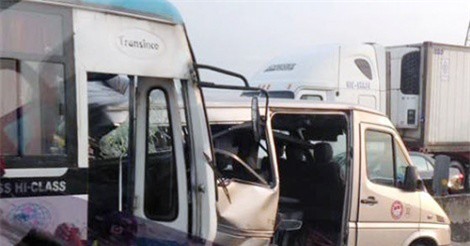 Xe khách tông ôtô 16 chỗ trên cao tốc, nhiều người gặp nạn