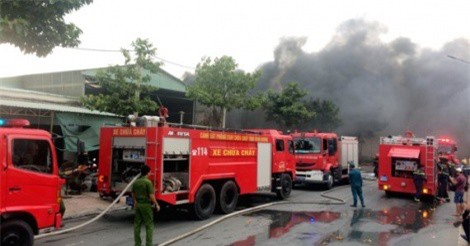 Lửa lớn thiêu rụi nhà xưởng gần 1.000m2