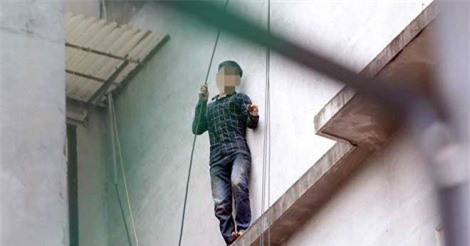 Nam thanh niên nghi ngáo đá "bay" từ nóc nhà này sang nhà khác